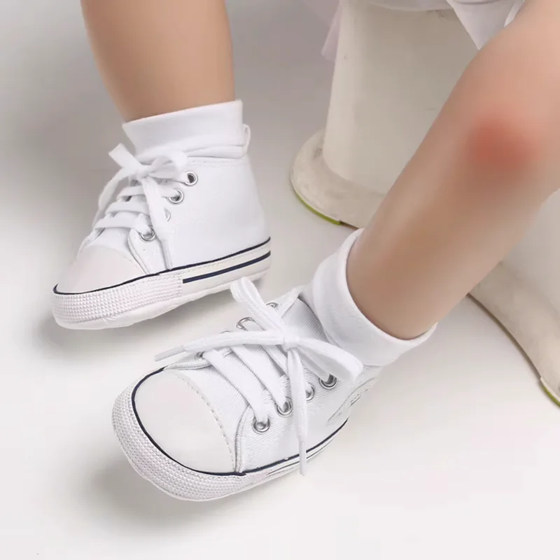 נעלי סניקרס בד עם סוליה נגד החלקה